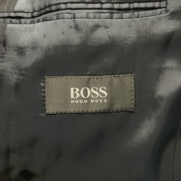 Hugo Boss Black Sport Coat/Blazer with pin stripes. 100% wool. Size 42R - Picture 3 of 4